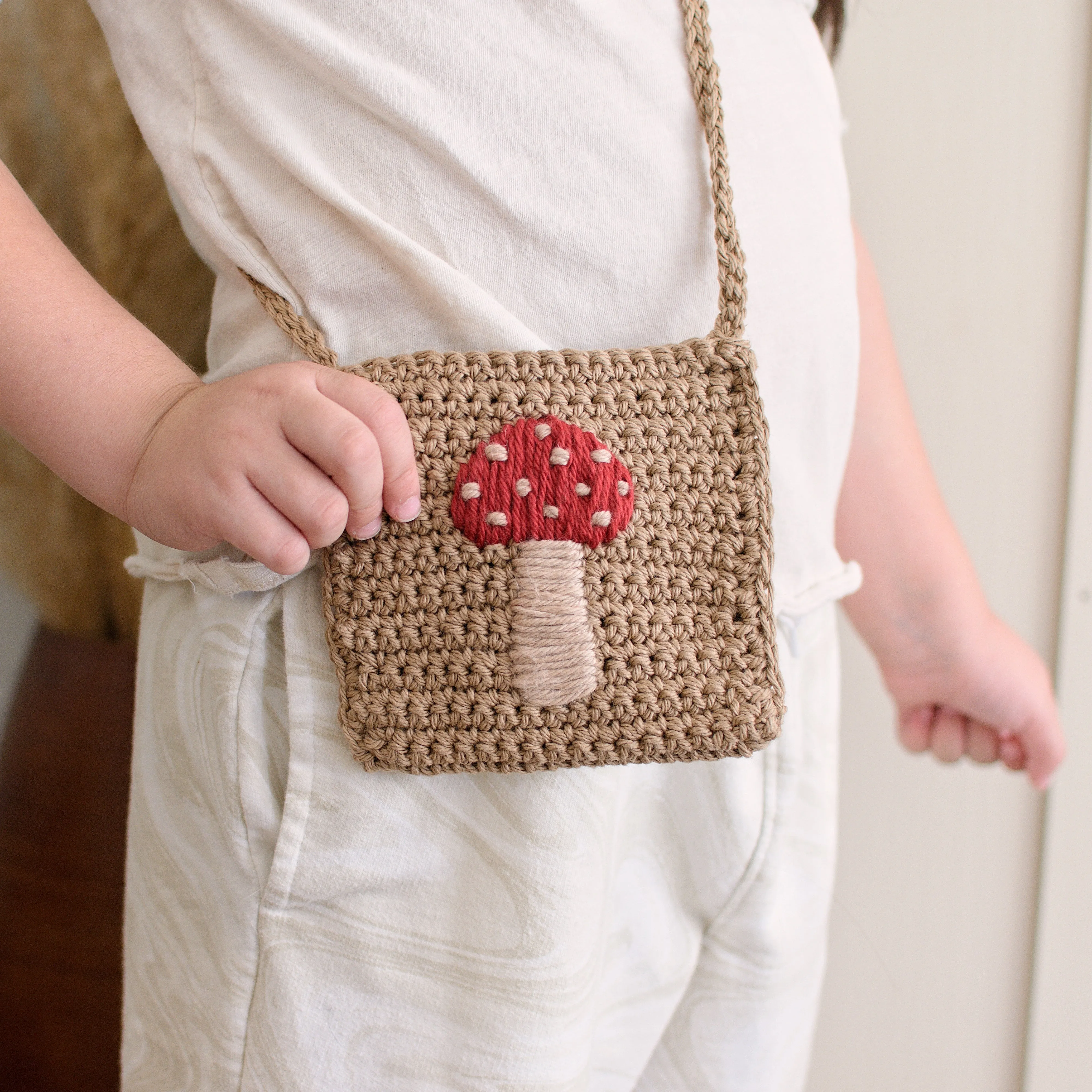 Strawberry Crochet Crossbody Bag (brown)